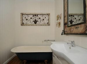 Main bathroom 4 Jennings St