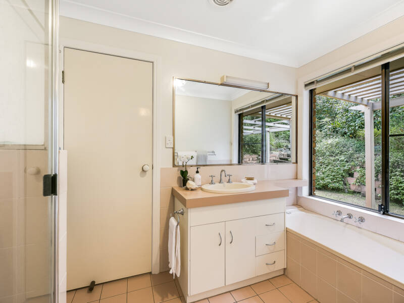 23 Amos Cres, Mount Lofty, QLD 4350 Australia
