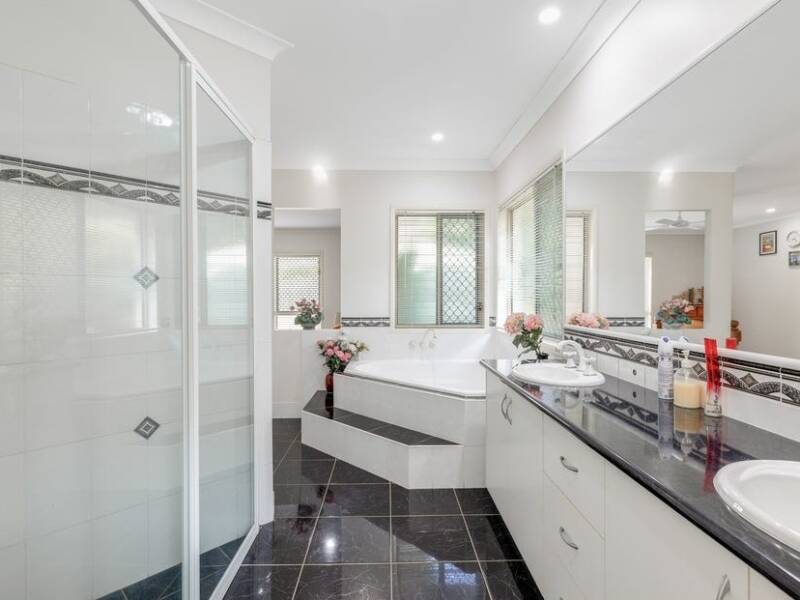 18 Howard St, Middle Ridge, QLD 4350 Australia