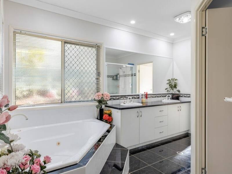 18 Howard St, Middle Ridge, QLD 4350 Australia