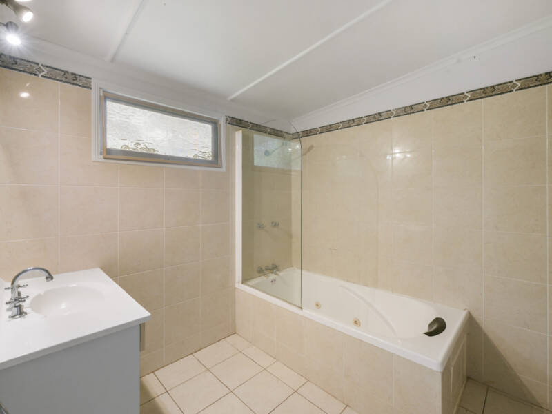 33 Mcintyre St, Centenary Heights, QLD 4350 Australia