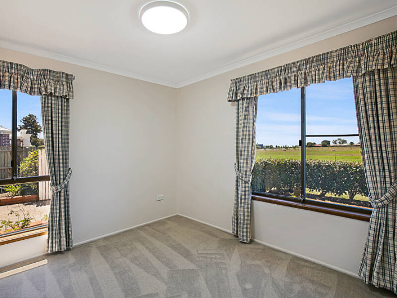 1 Calypso Cres, Middle Ridge, QLD 4350 Australia