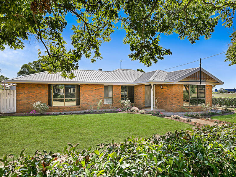1 Calypso Cres, Middle Ridge, QLD 4350 Australia