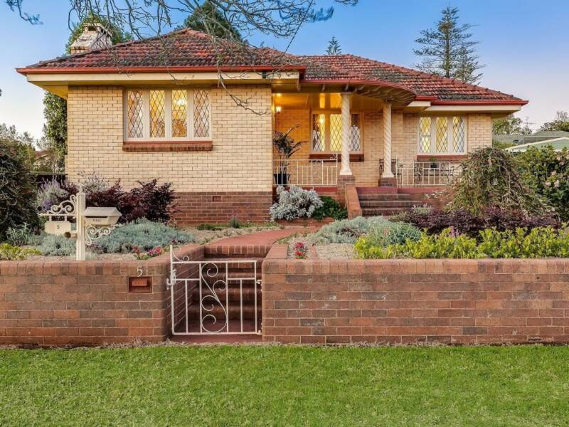 5 Rhyde St, Mount Lofty, QLD 4350 Australia