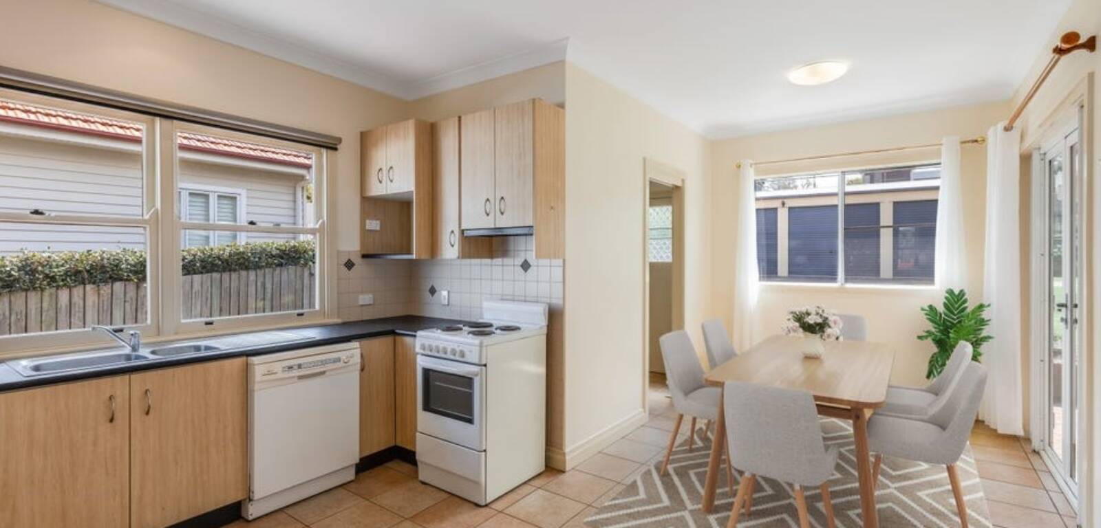 37 Geoffrey St, Mount Lofty, QLD 4350 Australia