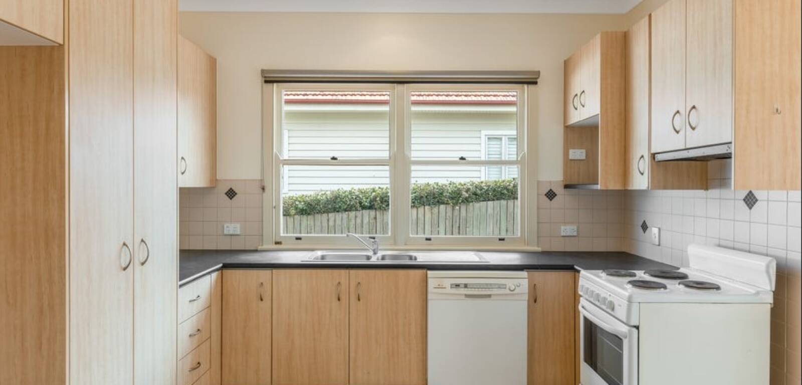 37 Geoffrey St, Mount Lofty, QLD 4350 Australia