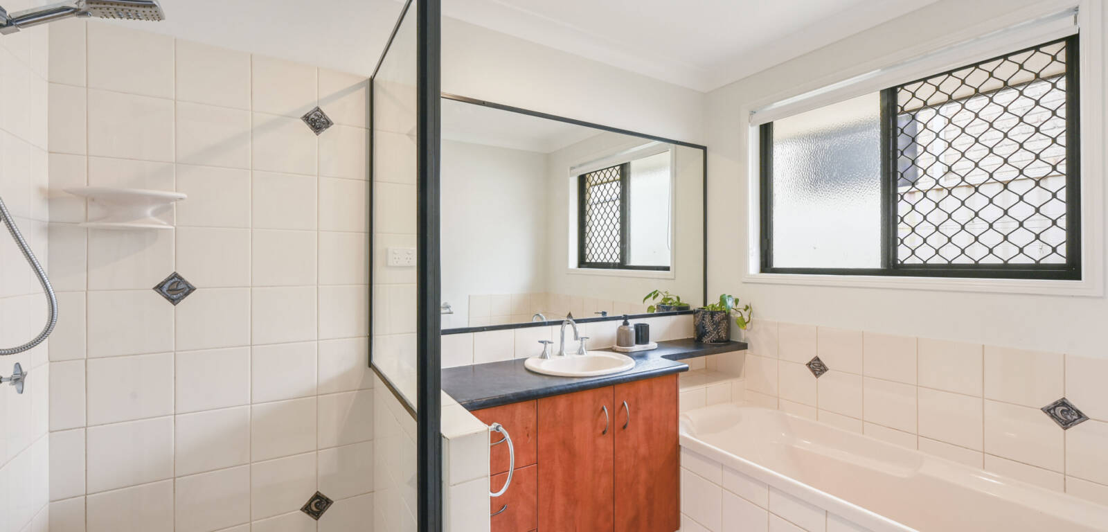 24 Scullin St, Middle Ridge, QLD 4350 Australia