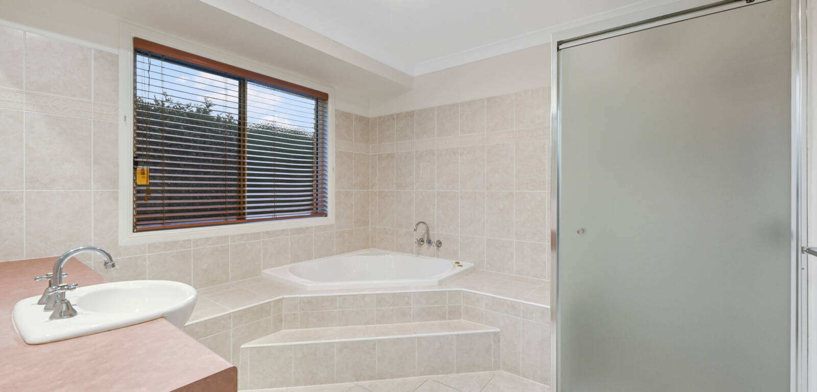 6 Jake Ct, MIDDLE RIDGE, QLD 4350 AU