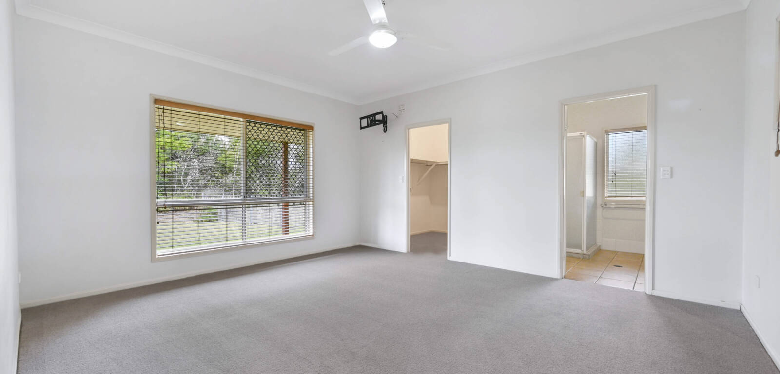 1 Cotswold Cl, COTSWOLD HILLS, QLD 4350 AU