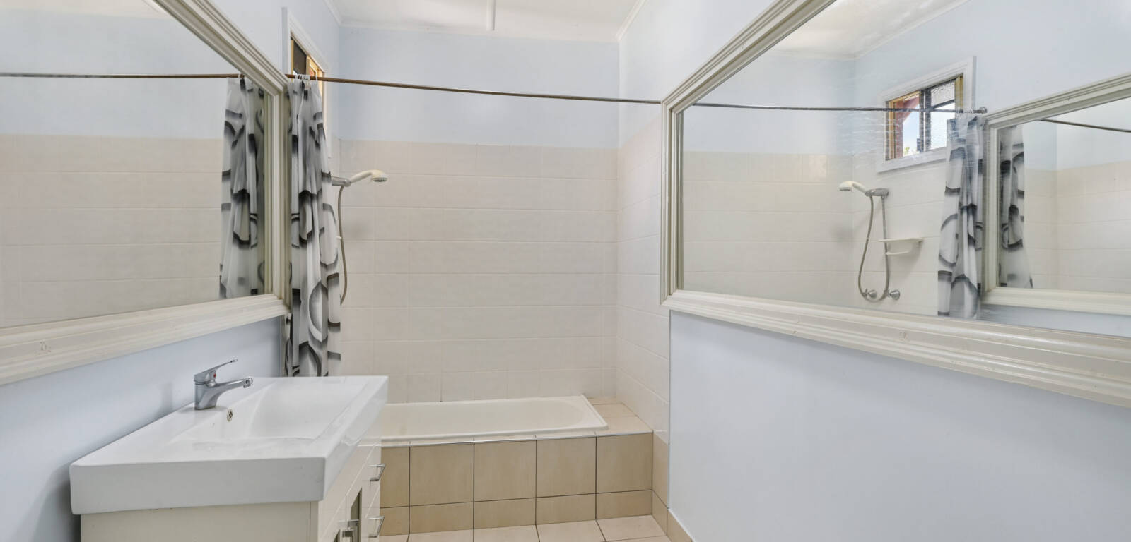 253 West St, HARRISTOWN, QLD 4350 AU