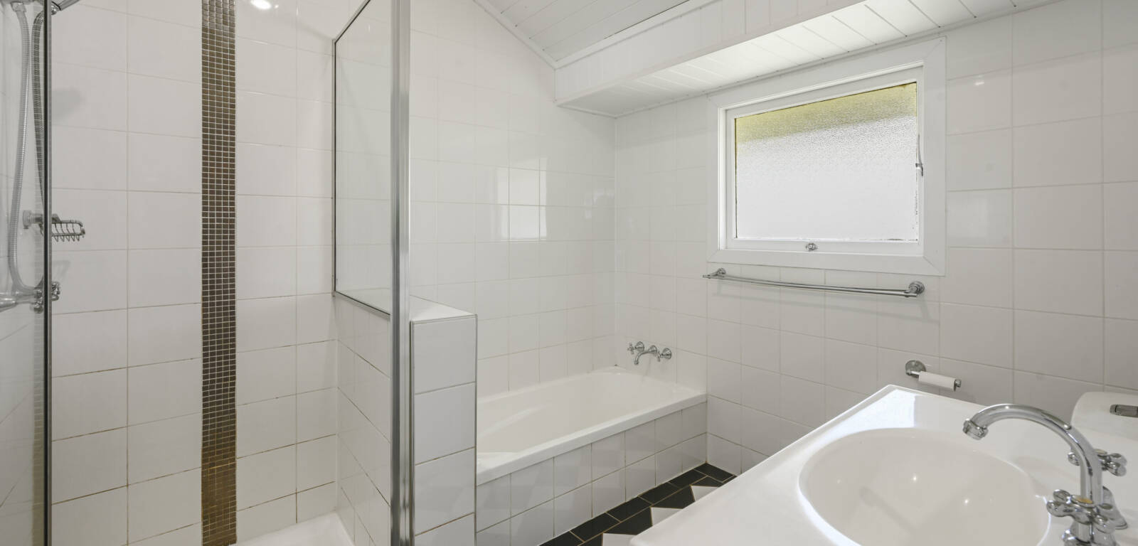 5 Charles St, NEWTOWN, QLD 4350 AU