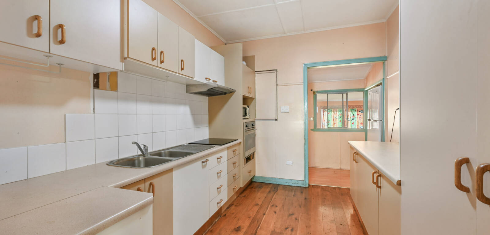 253 West St, HARRISTOWN, QLD 4350 AU