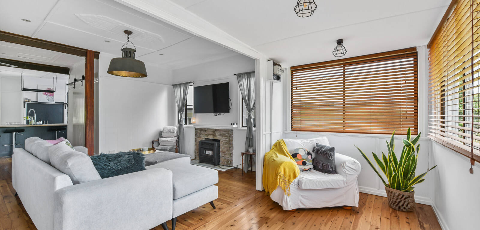 102A Stuart St, MOUNT LOFTY, QLD 4350 AU