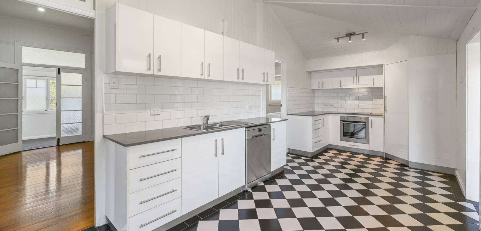 5 Charles St, NEWTOWN, QLD 4350 AU