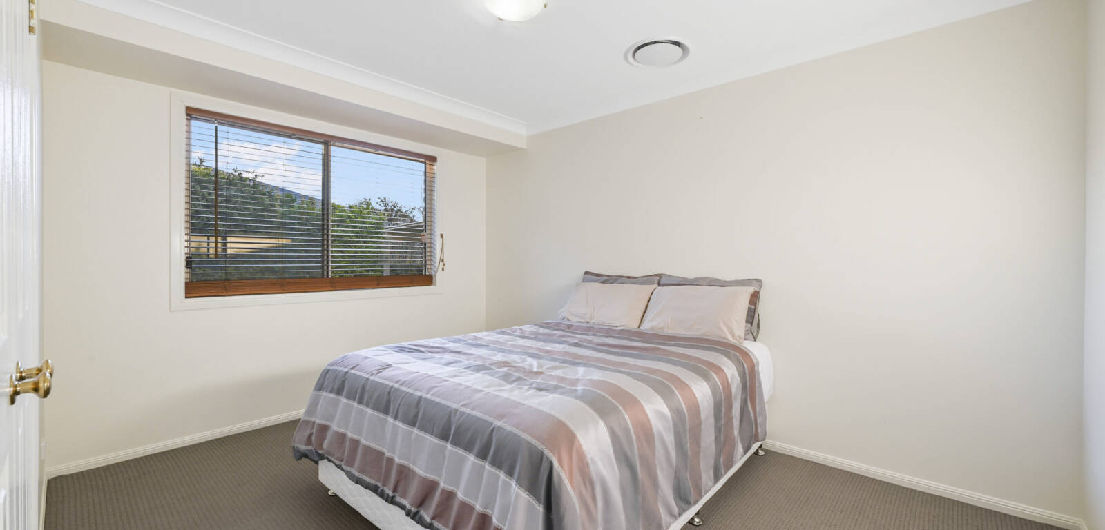 6 Jake Ct, MIDDLE RIDGE, QLD 4350 AU