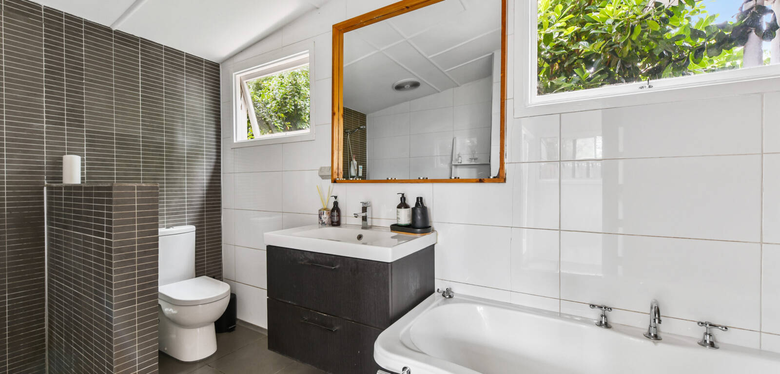 102A Stuart St, MOUNT LOFTY, QLD 4350 AU