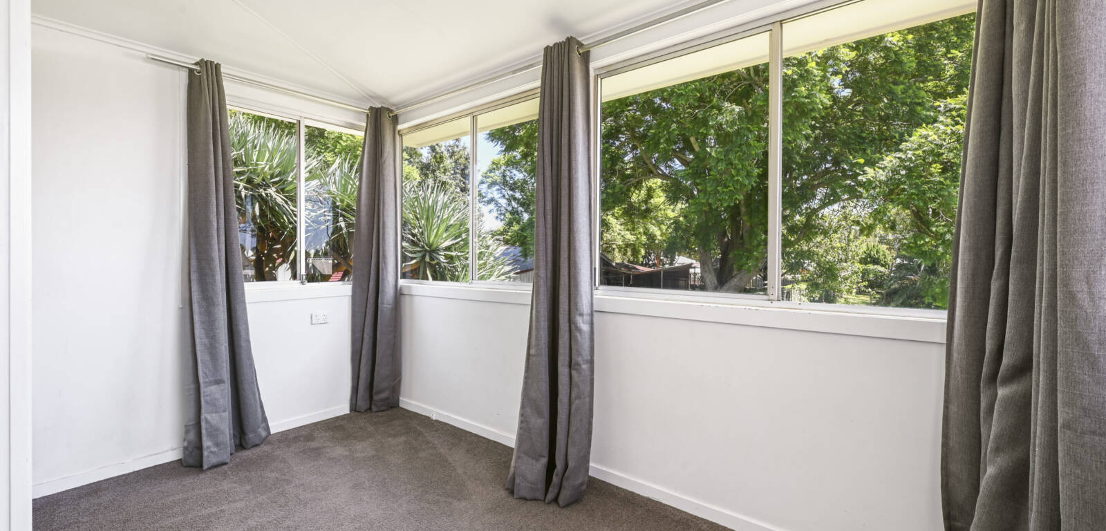 5 Charles St, NEWTOWN, QLD 4350 AU