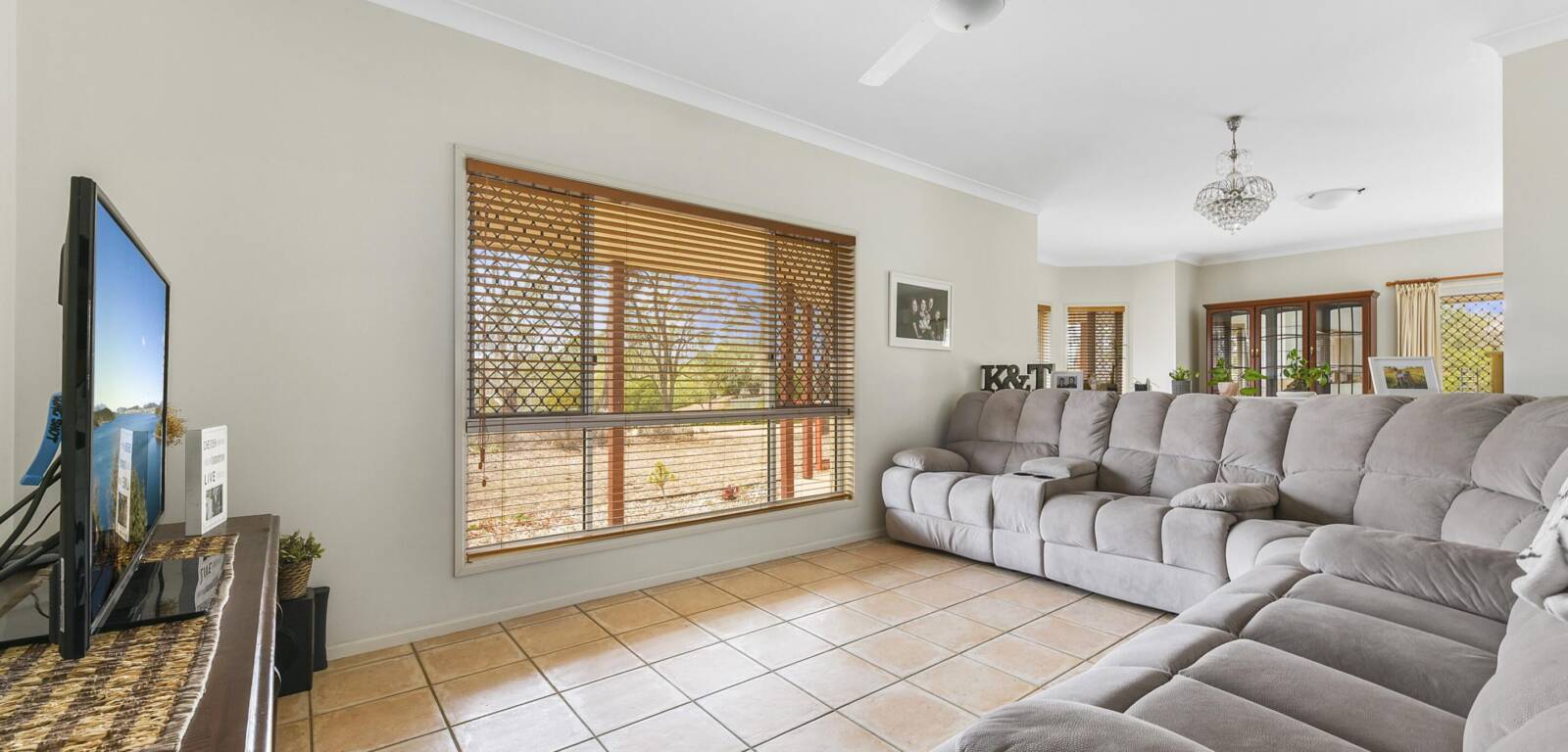 1 Cotswold Cl, COTSWOLD HILLS, QLD 4350 AU