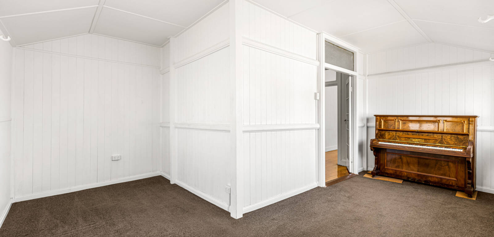 5 Charles St, NEWTOWN, QLD 4350 AU