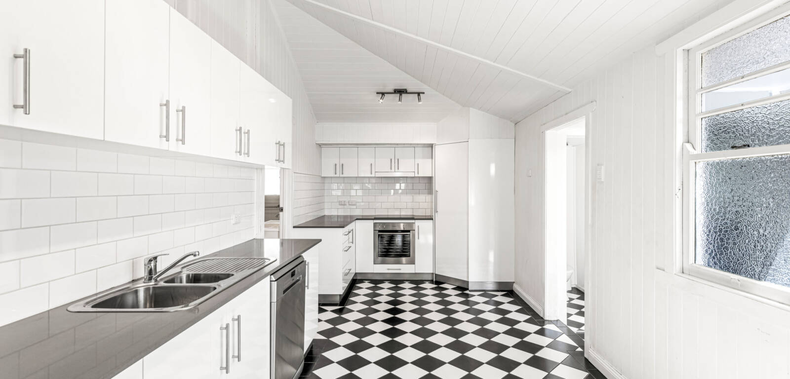 5 Charles St, NEWTOWN, QLD 4350 AU