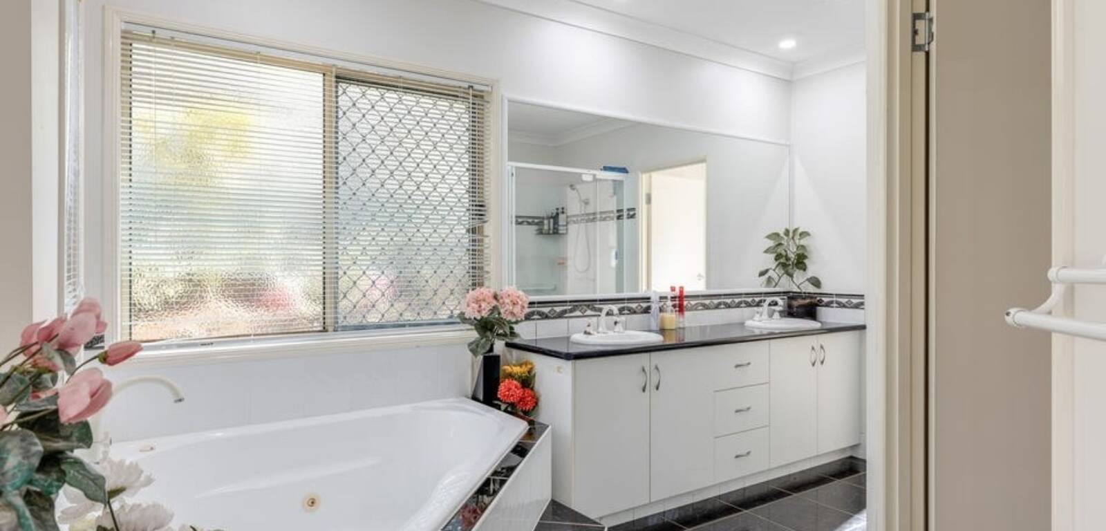 18 Howard St, MIDDLE RIDGE, QLD 4350 AU