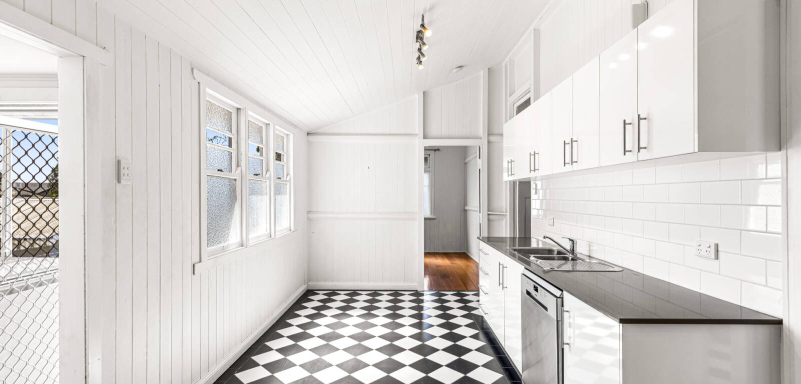 5 Charles St, NEWTOWN, QLD 4350 AU