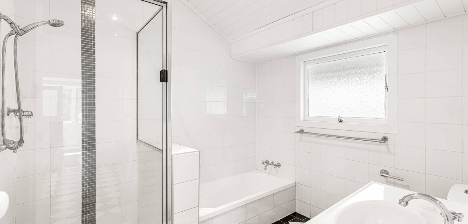 5 Charles St, NEWTOWN, QLD 4350 AU