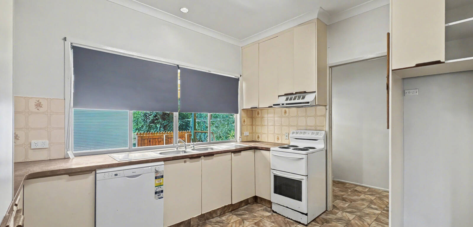 6 Merritt St, HARRISTOWN, QLD 4350 AU