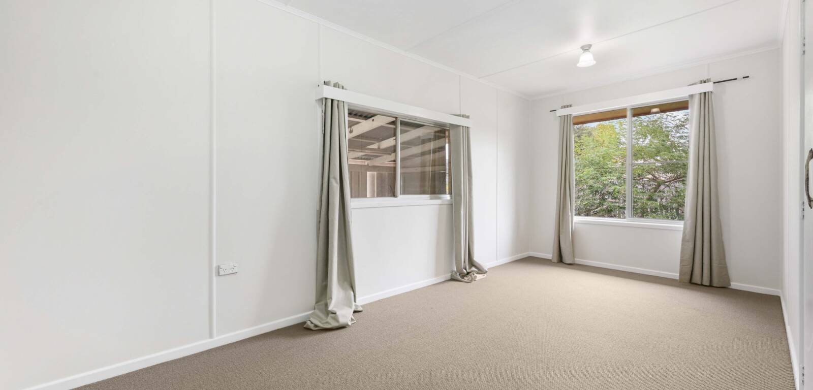 27 Makepeace St, ROCKVILLE, QLD 4350 AU