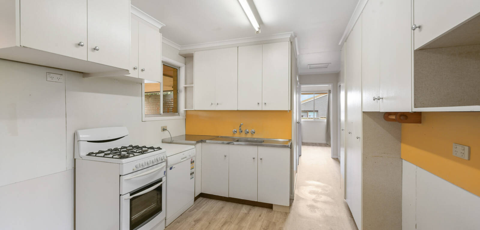 27 Makepeace St, ROCKVILLE, QLD 4350 AU