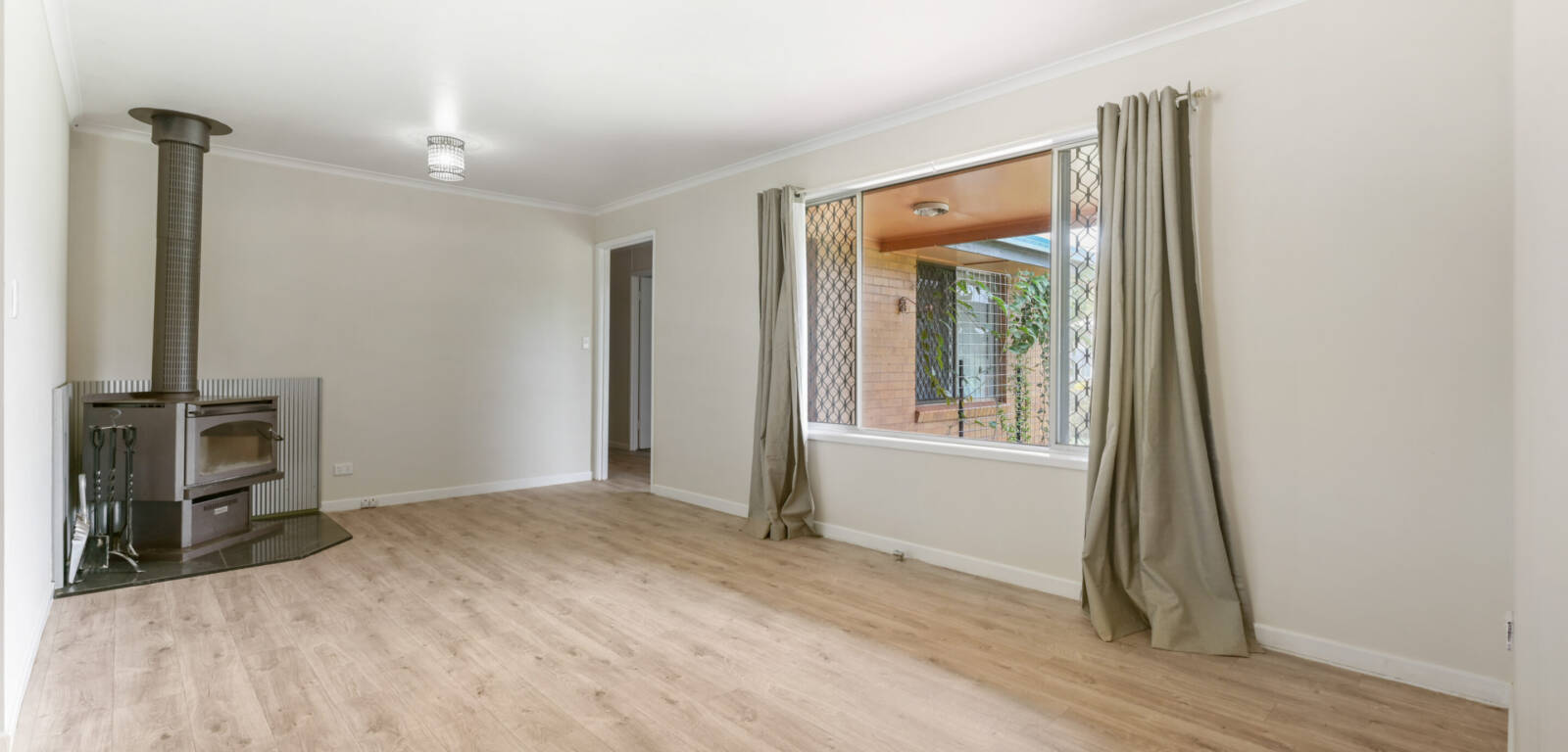 27 Makepeace St, ROCKVILLE, QLD 4350 AU