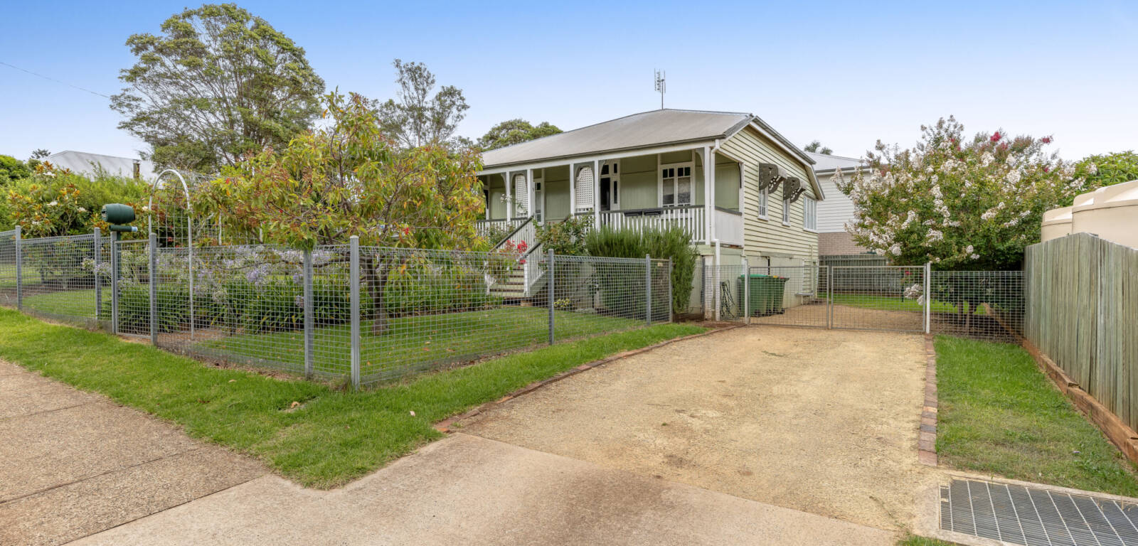 118 Stuart St, MOUNT LOFTY, QLD 4350 AU