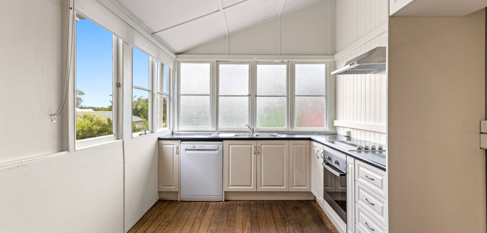 118 Stuart St, MOUNT LOFTY, QLD 4350 AU