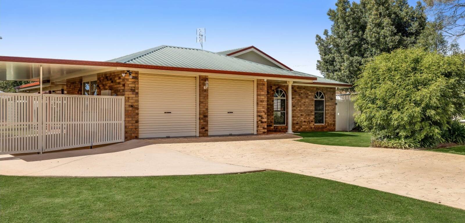14 Gerbera Ct, MIDDLE RIDGE, QLD 4350 AU