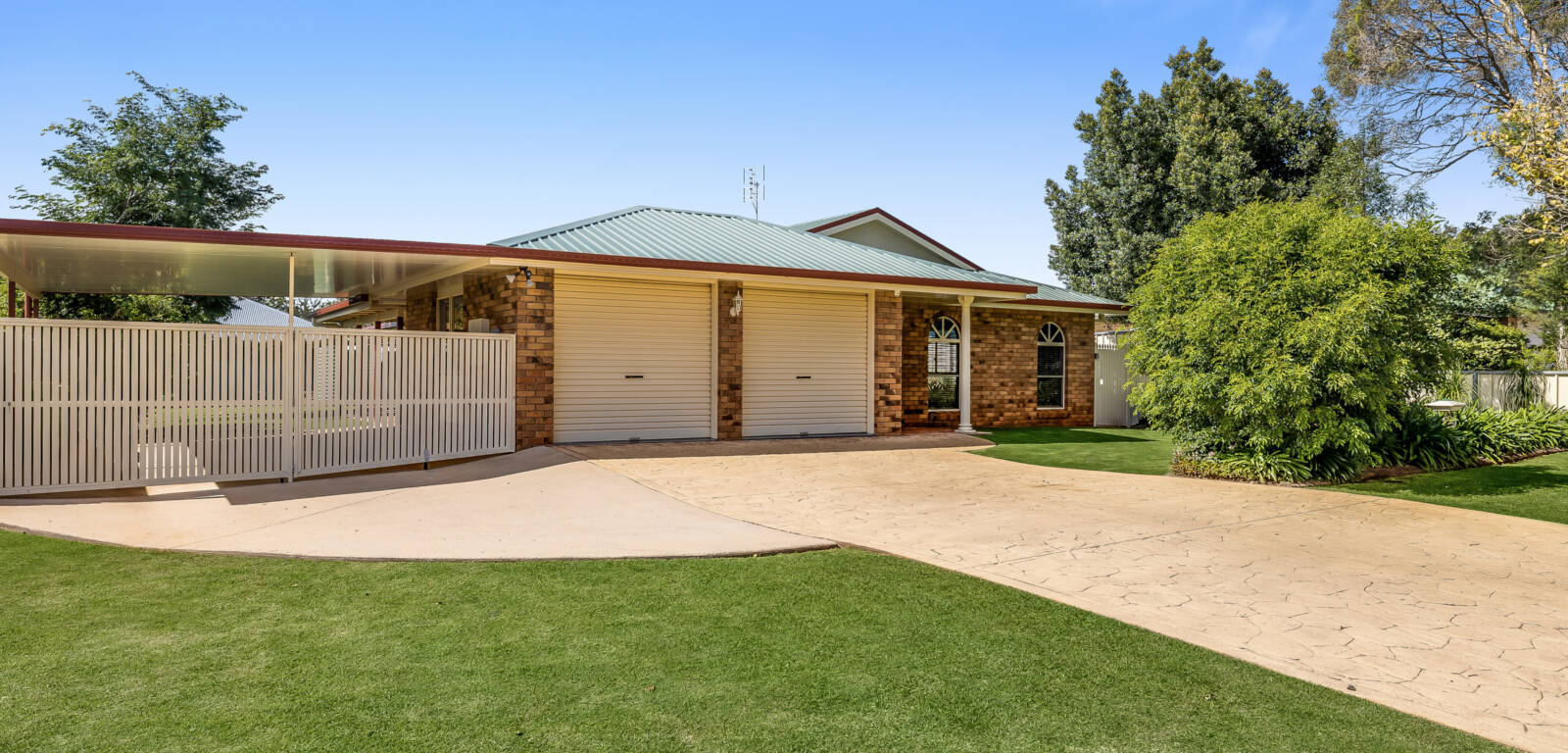 14 Gerbera Ct, MIDDLE RIDGE, QLD 4350 AU