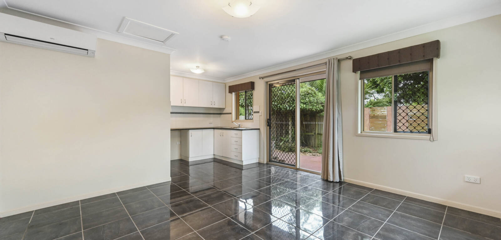 14 Goodwood St, NEWTOWN, QLD 4350 AU