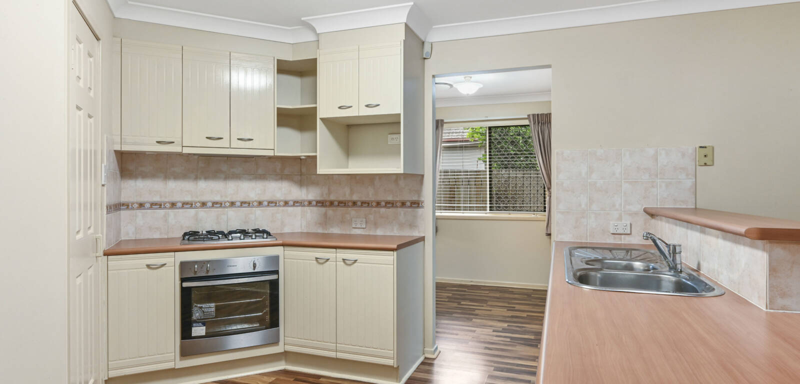 14 Goodwood St, NEWTOWN, QLD 4350 AU