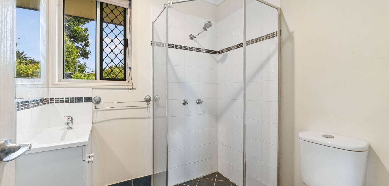 14 Goodwood St, NEWTOWN, QLD 4350 AU