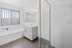 2/54 Sanctuary Dr, CRANLEY, QLD 4350 AU