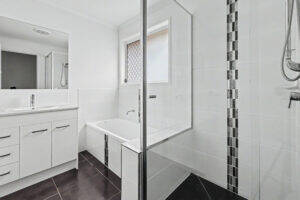 15 Gains Pl, GLENVALE, QLD 4350 AU