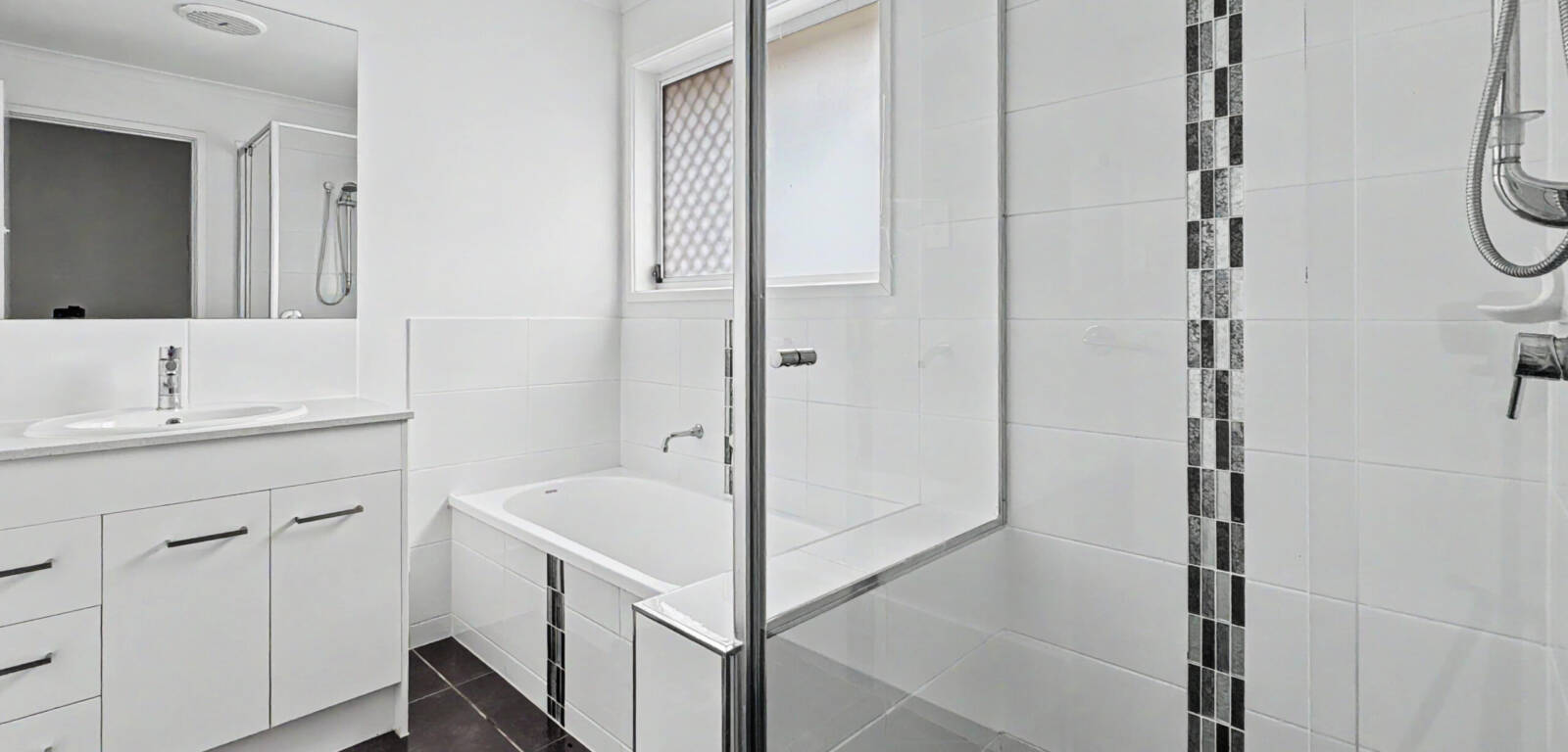 15 Gains Pl, GLENVALE, QLD 4350 AU