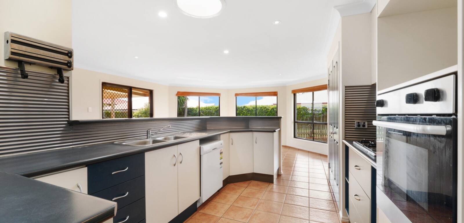 16 Menzies Street, MIDDLE RIDGE, QLD 4350 AU