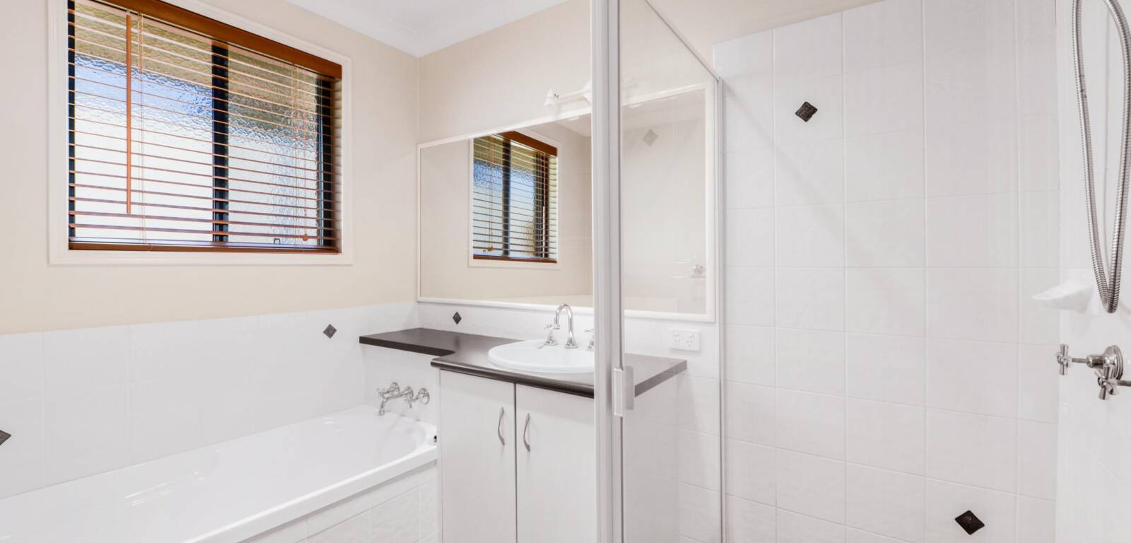 16 Menzies Street, MIDDLE RIDGE, QLD 4350 AU