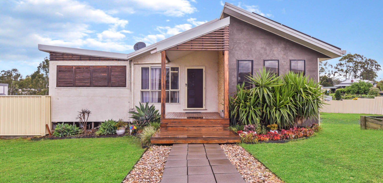 42 Phipps Drive, MERINGANDAN WEST, QLD 4352 AU