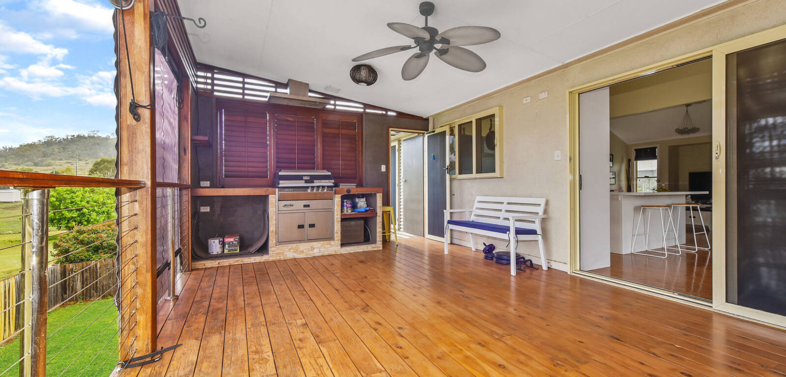 42 Phipps Drive, MERINGANDAN WEST, QLD 4352 AU