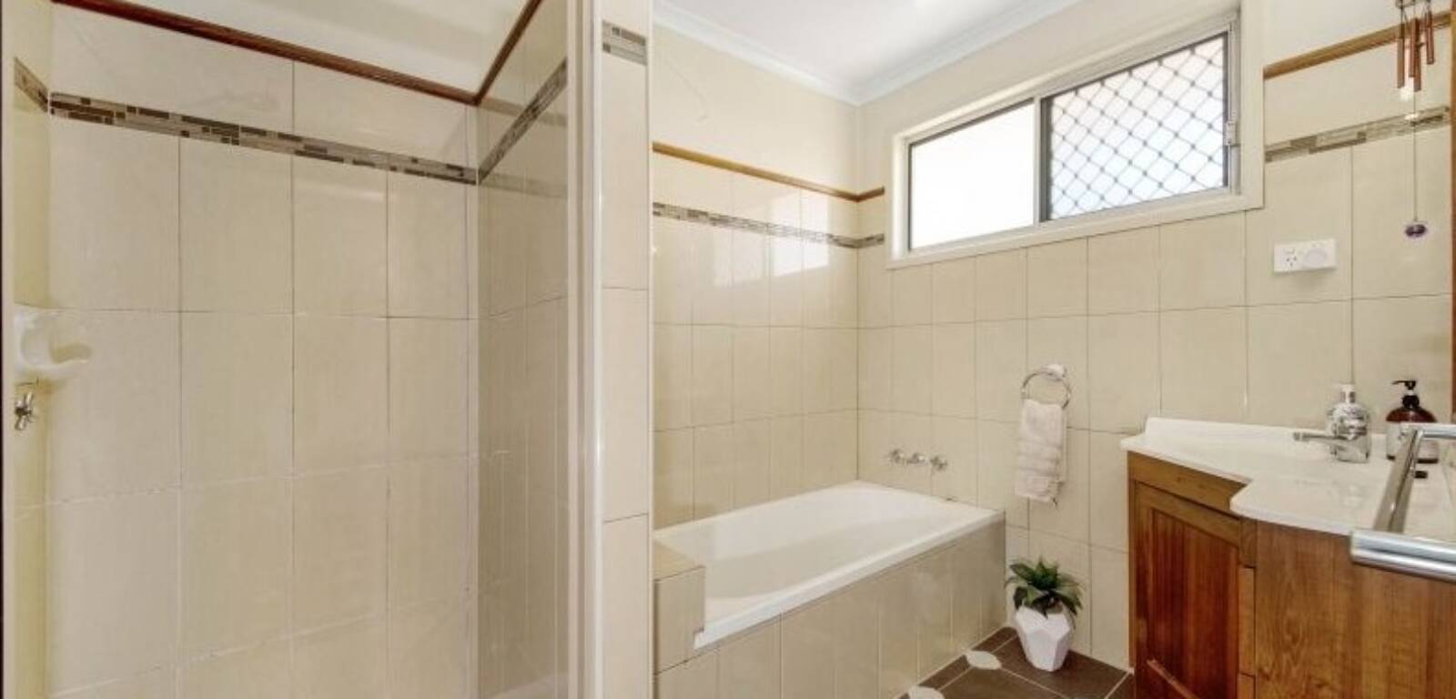 20 Creek Street, CAMBOOYA, QLD 4358 AU
