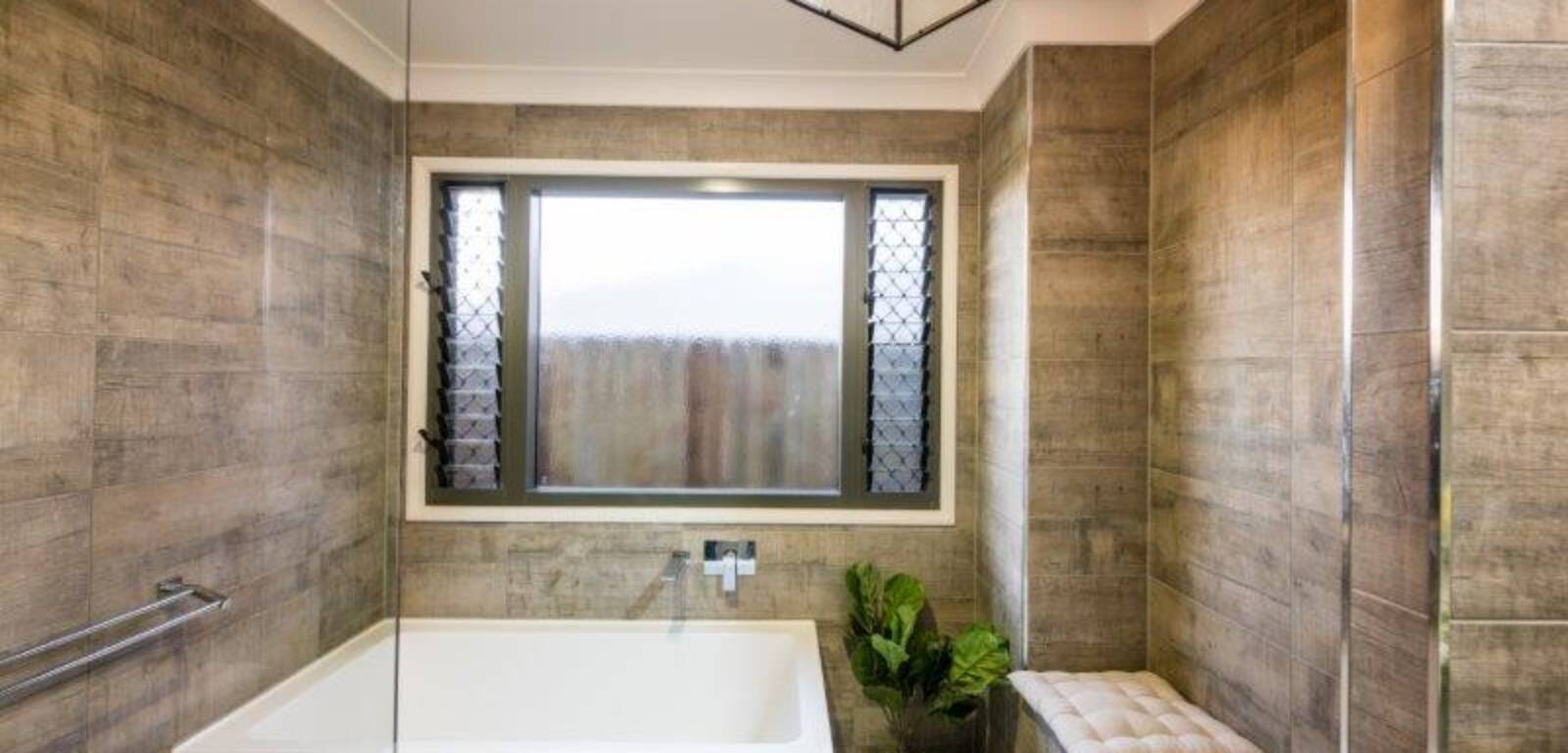 4 Farrer Street, CRANLEY, QLD 4350 AU