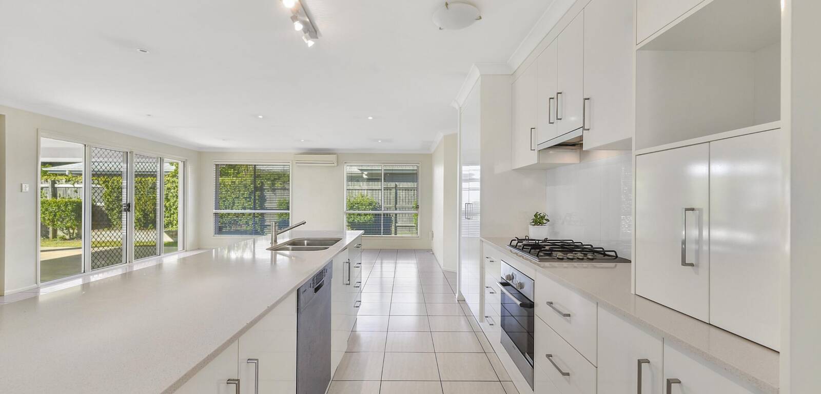 15 Rosella Street, RANGEVILLE, QLD 4350 AU