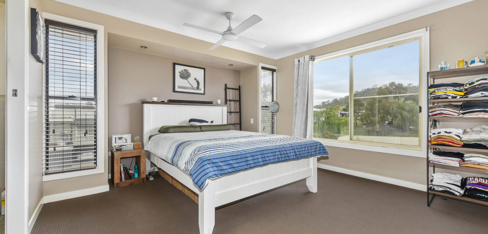 42 Phipps Drive, MERINGANDAN WEST, QLD 4352 AU