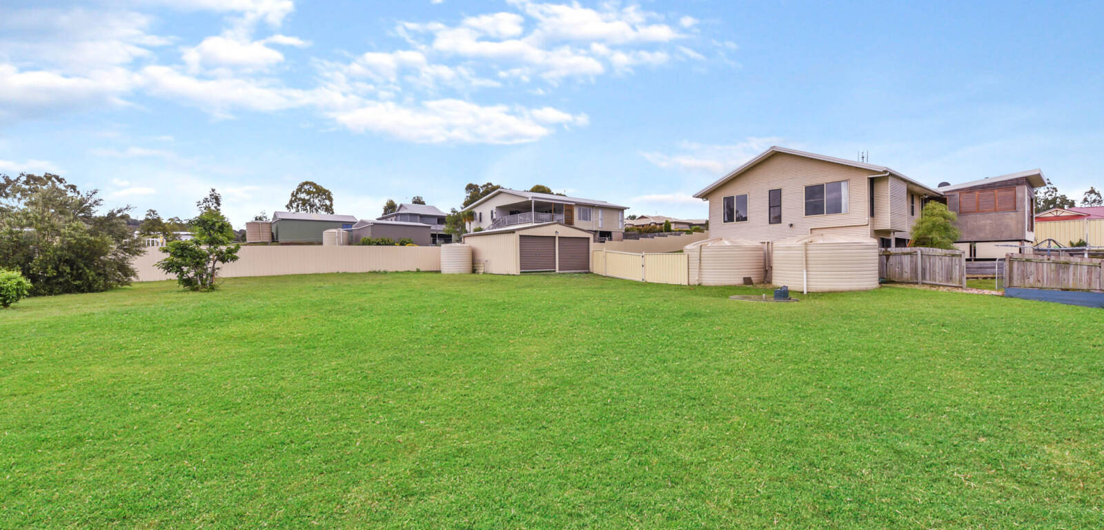42 Phipps Drive, MERINGANDAN WEST, QLD 4352 AU